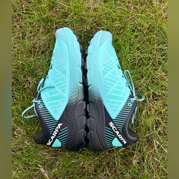 Scarpa Woman’s Spin Ultra Aruba Blue/Black Like New Running Shoes Size 7.5 - Picture 2 of 5